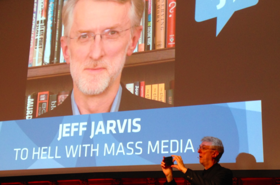 Jeff Jarvis che fotografa il pubblico dell'IJF15 al suo incontro